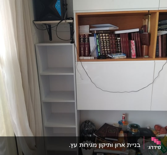 מדף עץ לבן ריק עם מדפים